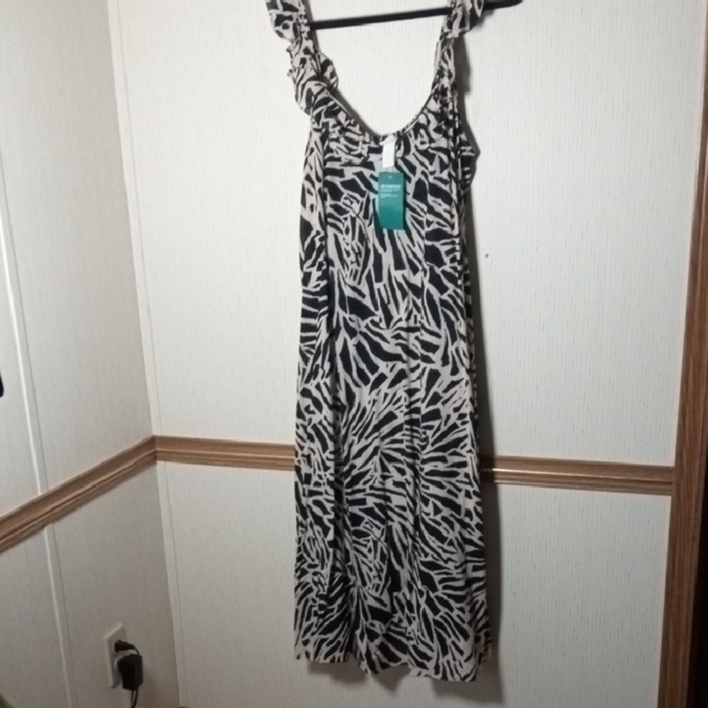 H&M Black and Cream Patterned Maxi Dress Beachy, Summer, Vacation, Animal Print